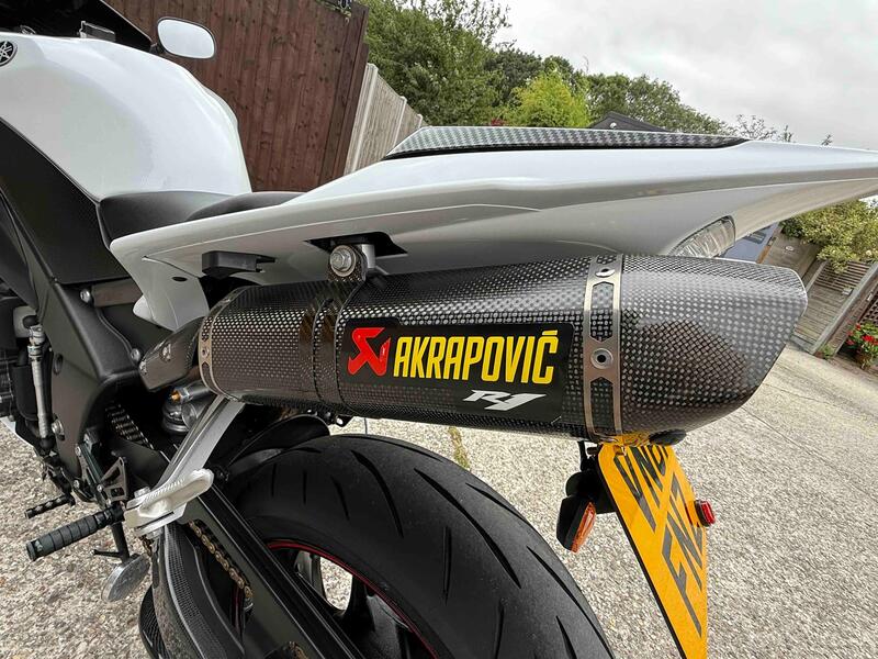 YAMAHA R1