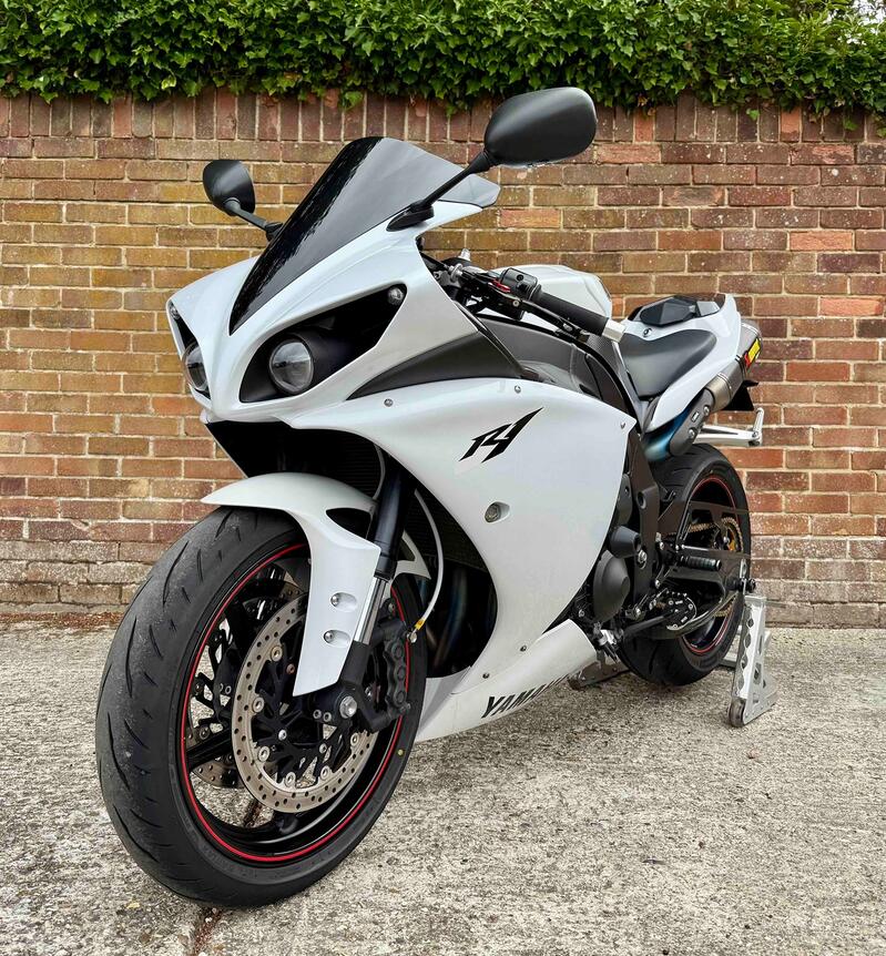 YAMAHA R1