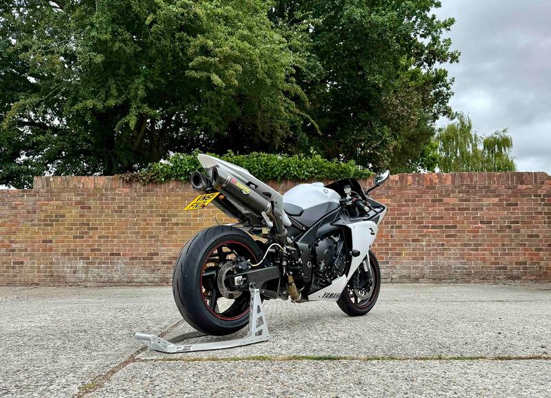 YAMAHA R1