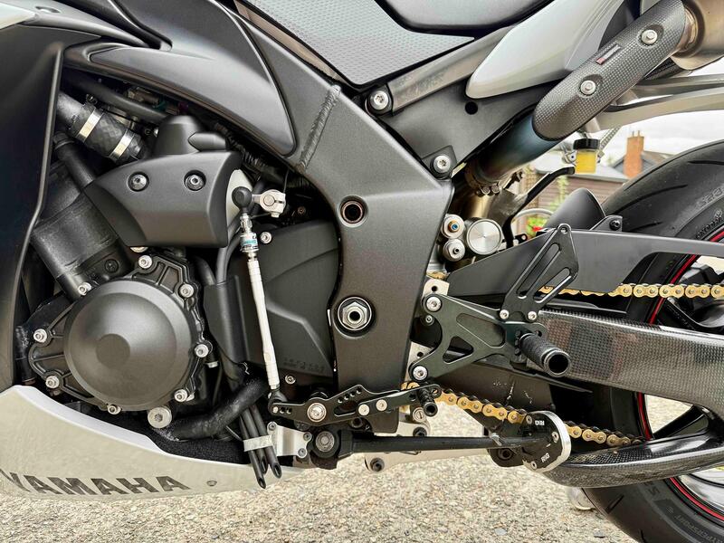 YAMAHA R1