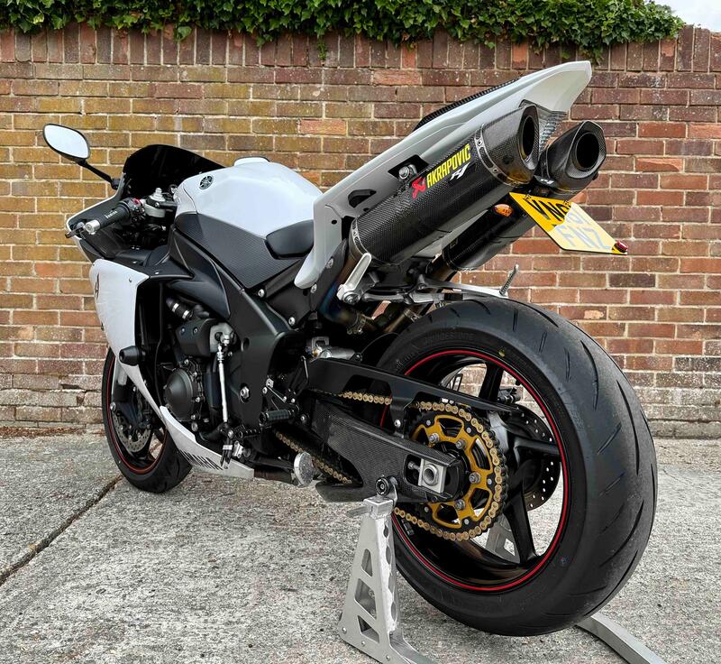 YAMAHA R1