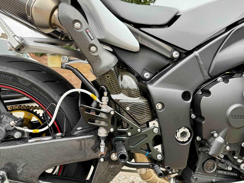 YAMAHA R1