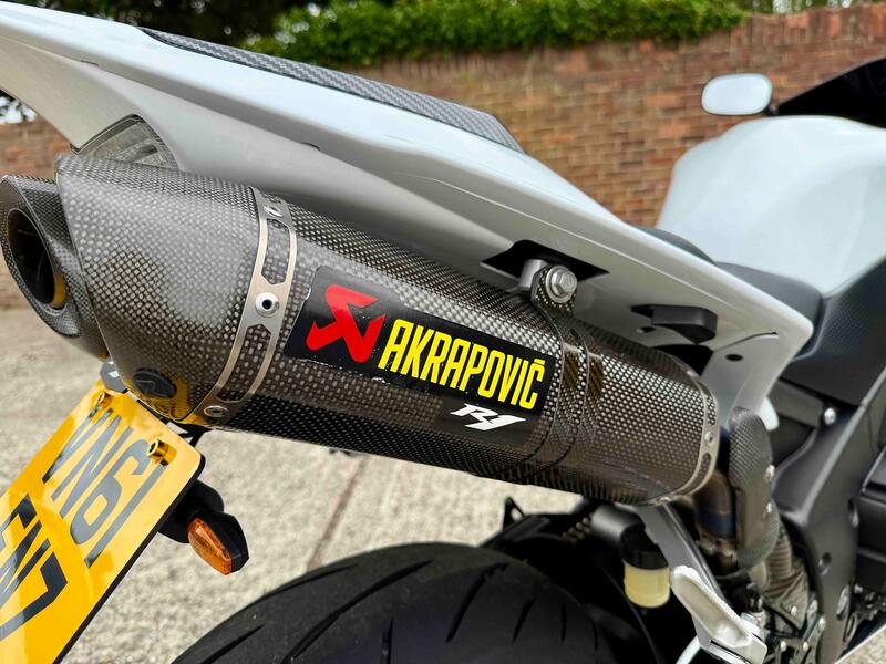 YAMAHA R1