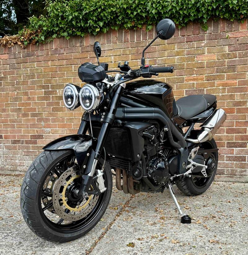 View TRIUMPH SPEED TRIPLE 1050 