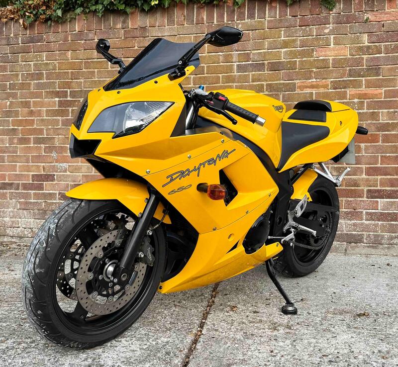 View TRIUMPH DAYTONA 650 
