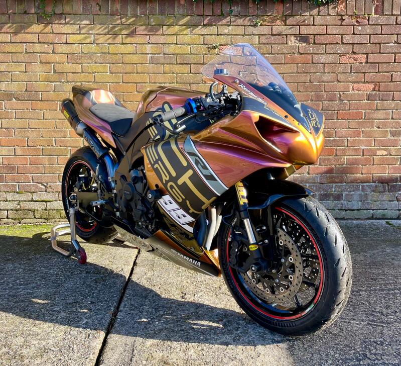 View YAMAHA YZF R1