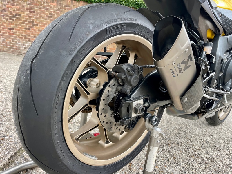 YAMAHA R1