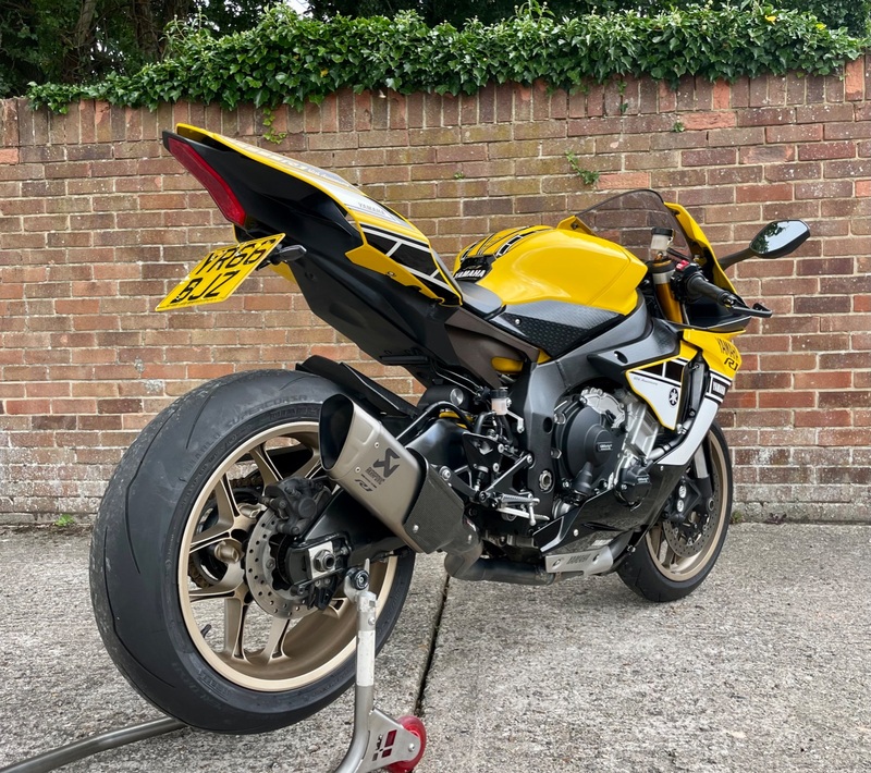 YAMAHA R1