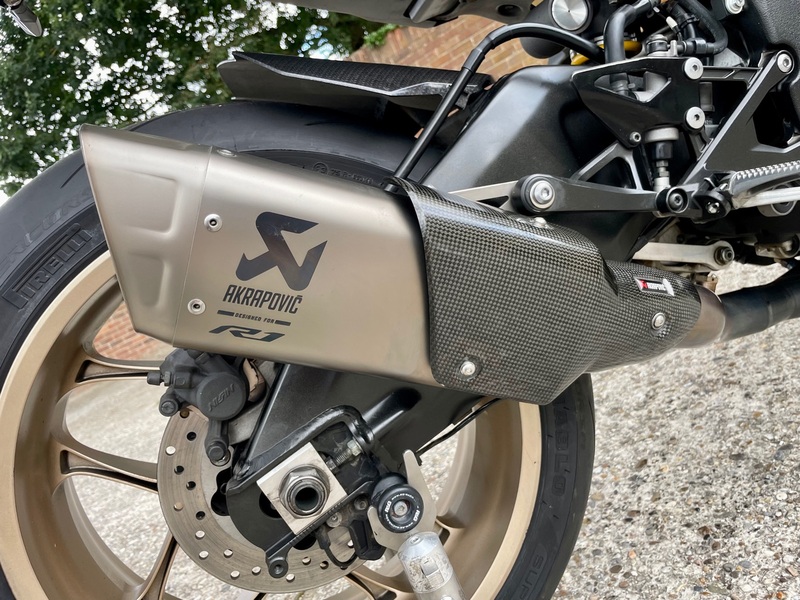 YAMAHA R1
