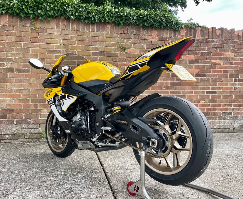 YAMAHA R1